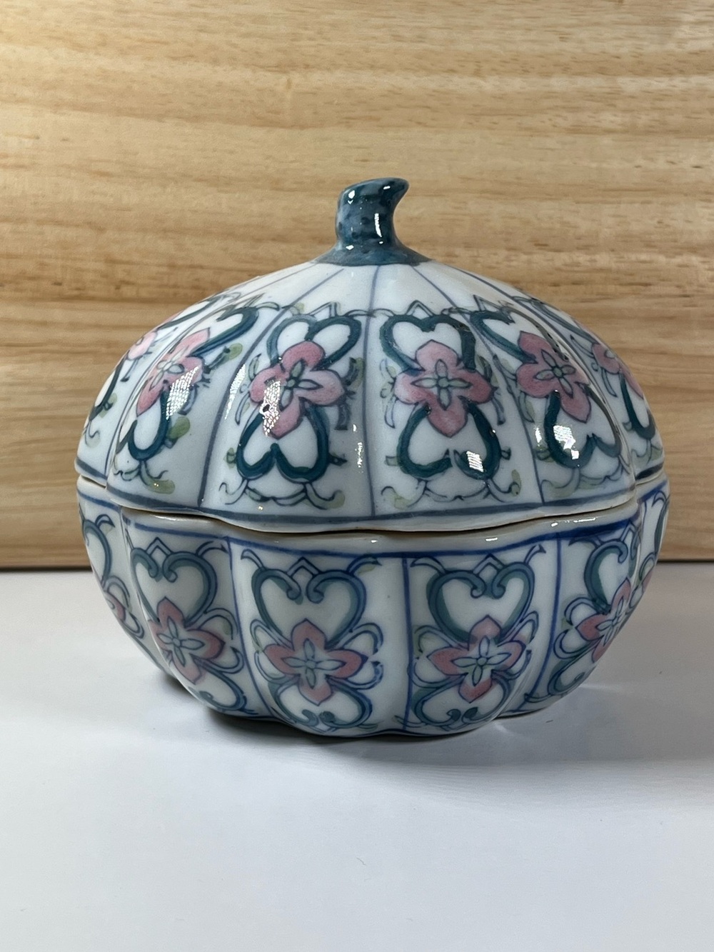 Vintage MCM Chinoiserie Pumpkin Shaped Porcelain Lidded Trinket Dish Decor